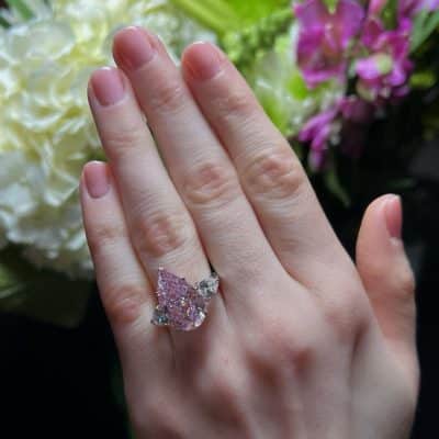 Kim cương hồng trên tay chủ nhân
